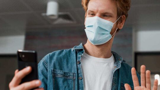 Reduzindo faltas de funcionários por contágio viral no escritório: como a sanitização se tornou uma aliada essencial